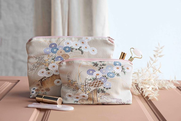 Blomstermønstret skønhedstaske lavet af vintage japansk silke