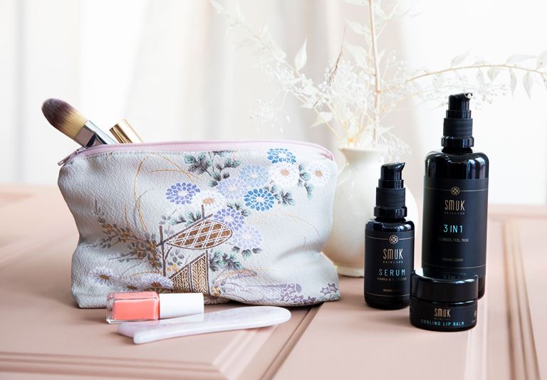 3 flasker med økologiske hudplejeprodukter fra SMUK hudpleje og en silke beauty bag