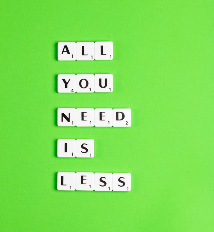 Scrabble bogstaver, der siger all you need is less