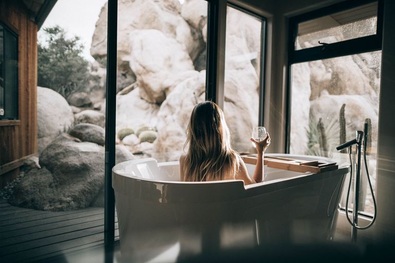 Kvinde i et badekar på spa