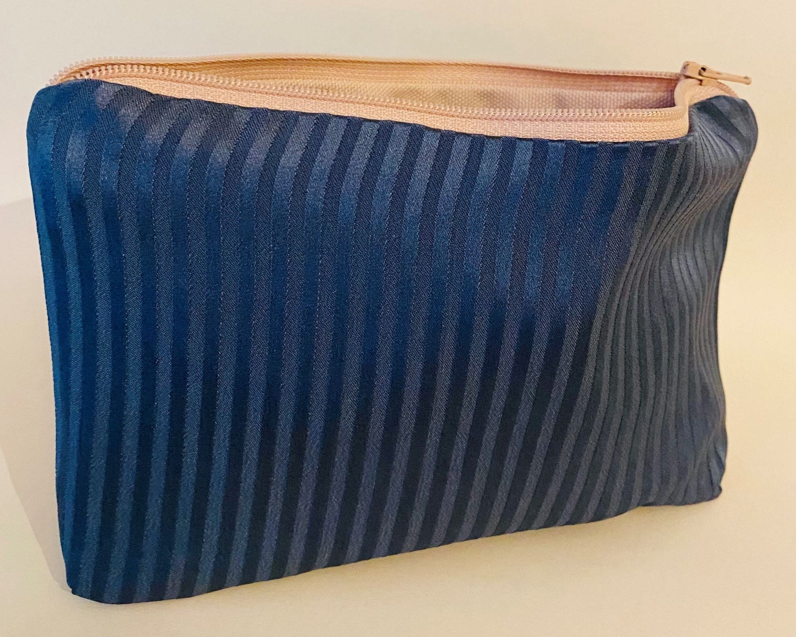 Blåstribet beauty bag lavet af vintage premium silke