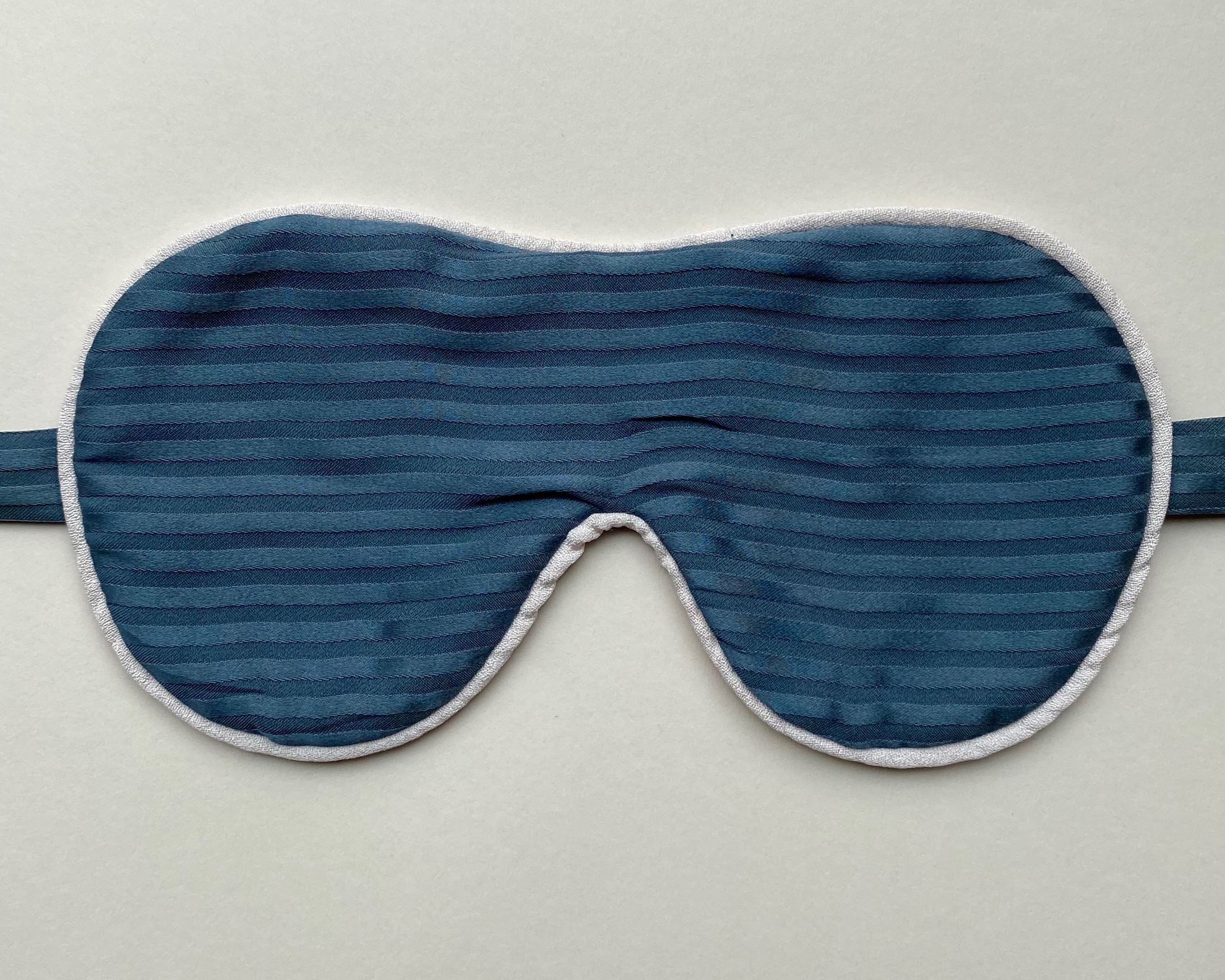 Blåstribet beauty sleep mask lavet af silke