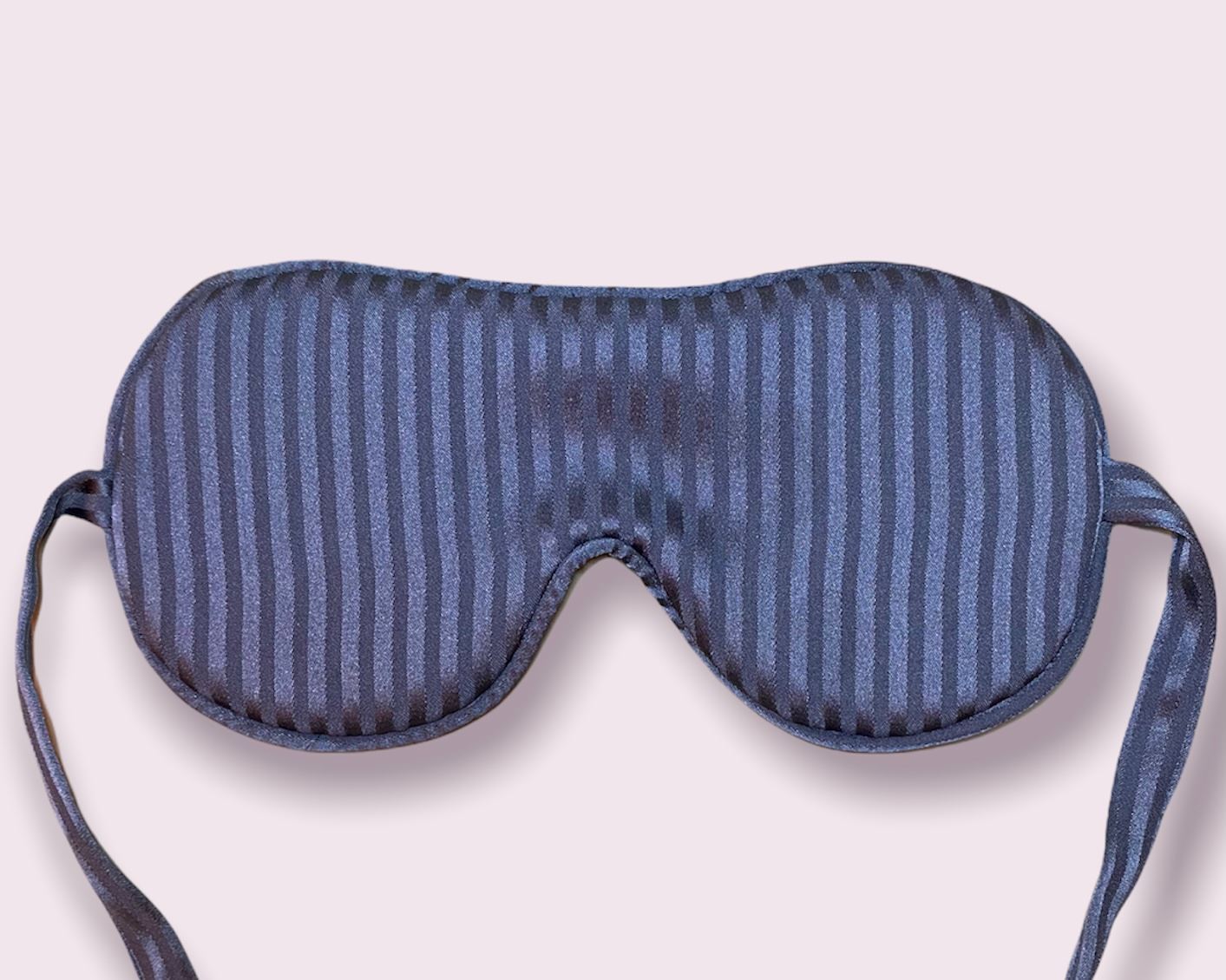 Blåstribet beauty sleep mask lavet af silke