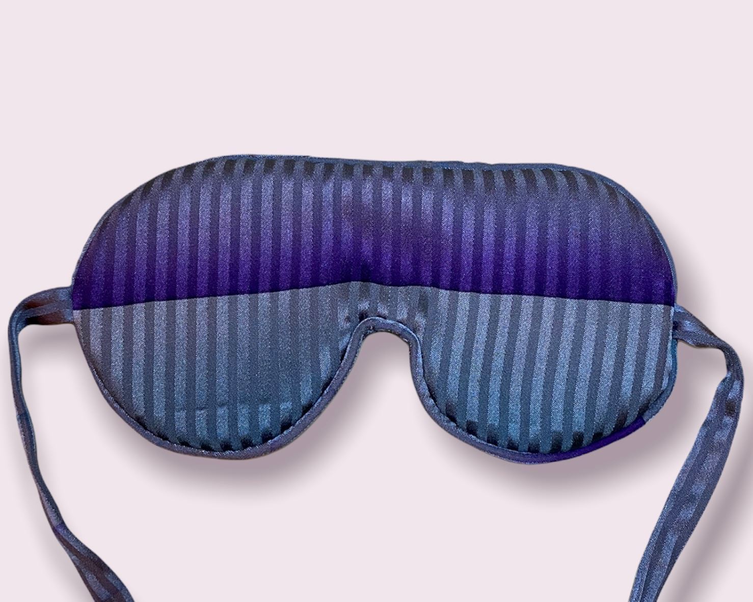 Blåstribet beauty sleep mask lavet af silke