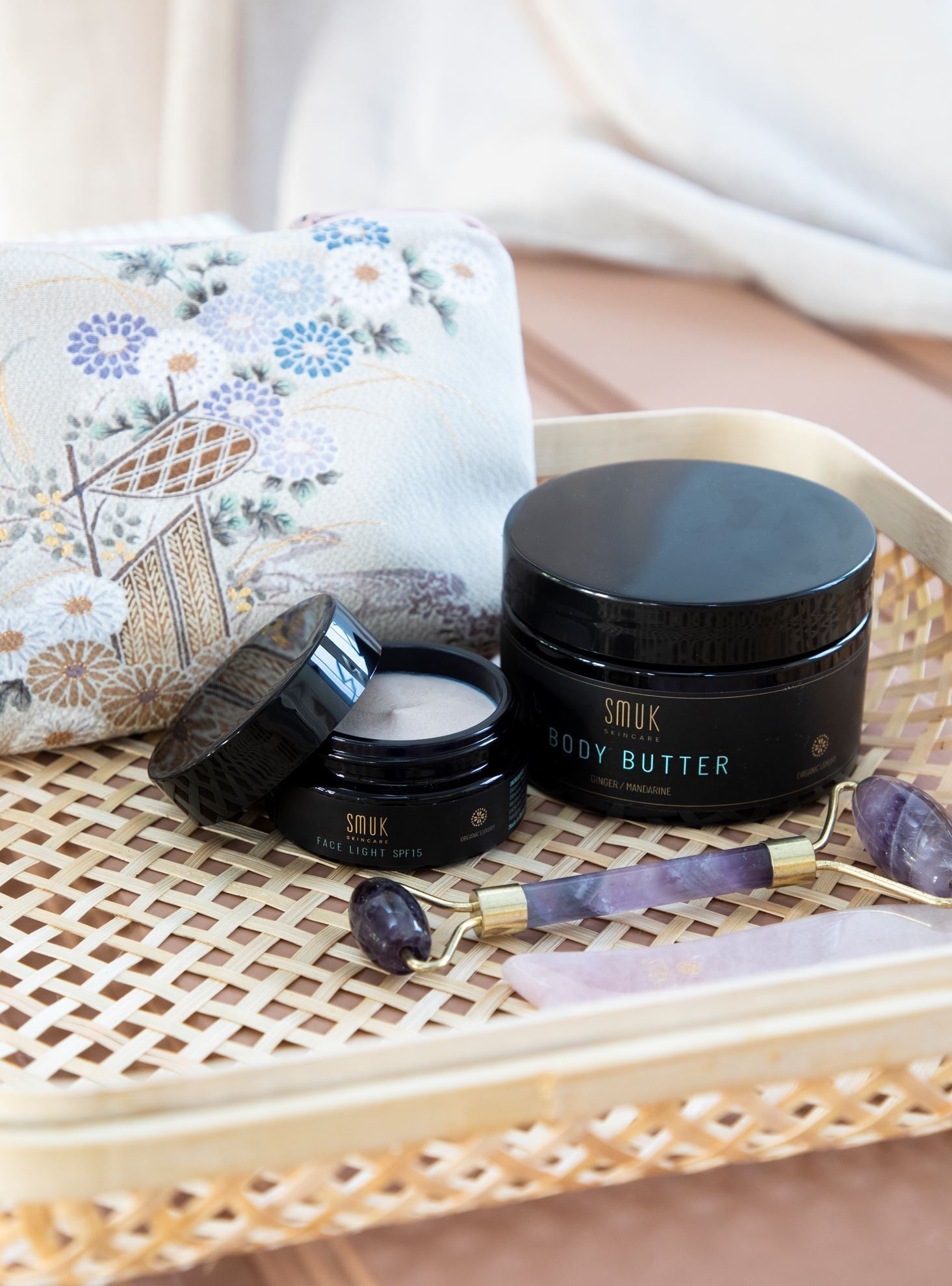 2 sort dåser med SMUK skincare økologisk ansigtscreme og body butter og ansigtsrulle beauty tool