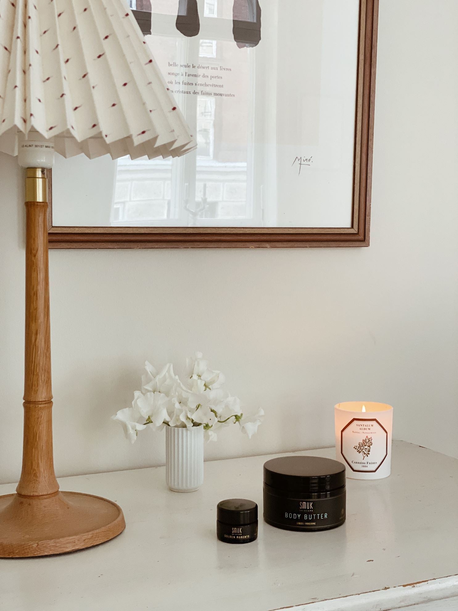 2 sorte dåser med SMUK skincare golden moments creme og lip balm på bord