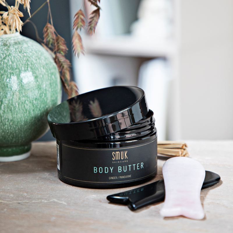 Sort dåse med SMUK skincare organic body butter med ingefær og mandarin og 2 beauty tools