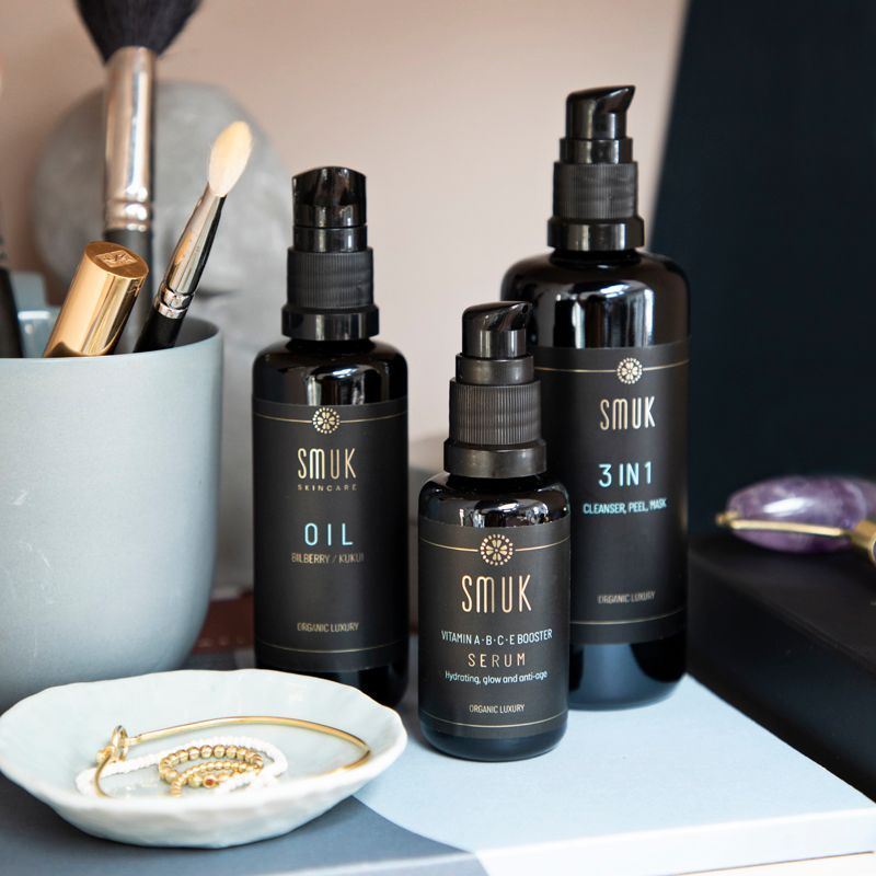 3 sorte flasker med SMUK skincare ansigtsolie, vitaminserum og 3 i 1 cleanser