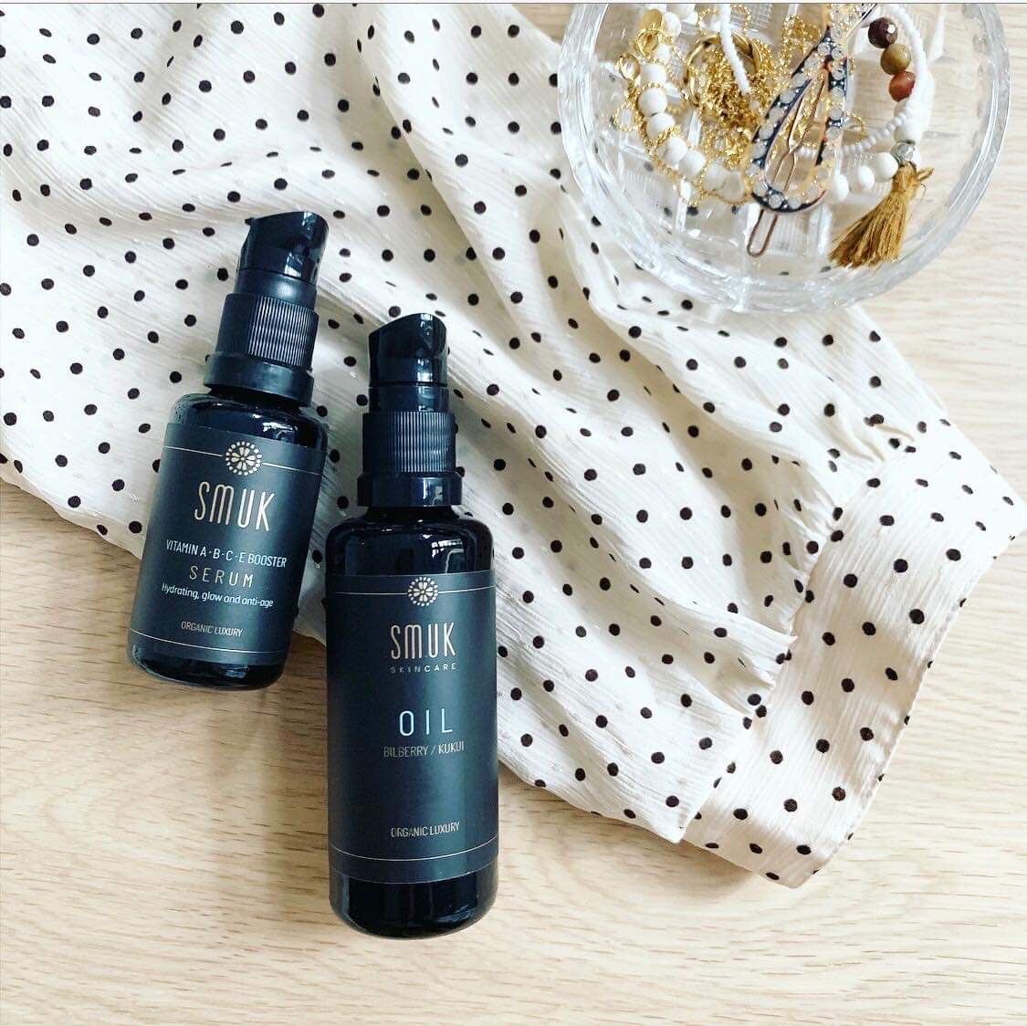 2 sorte flasker med SMUk skincare ansigtsoile og vitaminserum