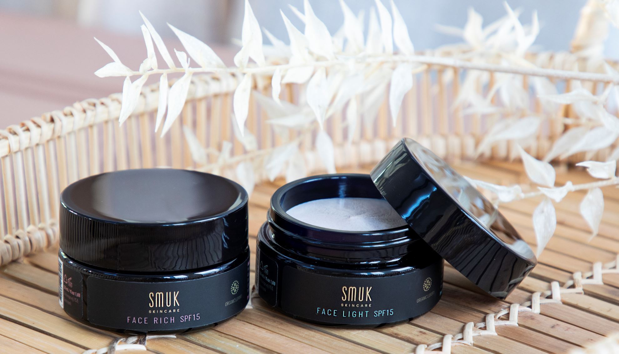 2 sorte dåser med SMUK skincare økologisk og naturlig ansigtscreme