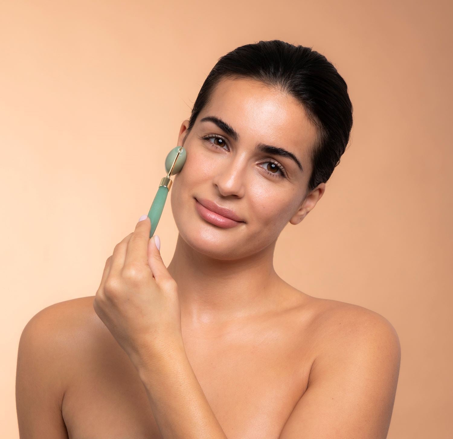 Kvinde bruger jaderulle beauty tool