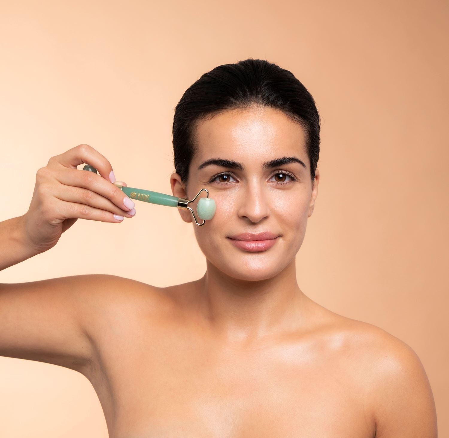 Kvinde bruger jaderulle beauty tool