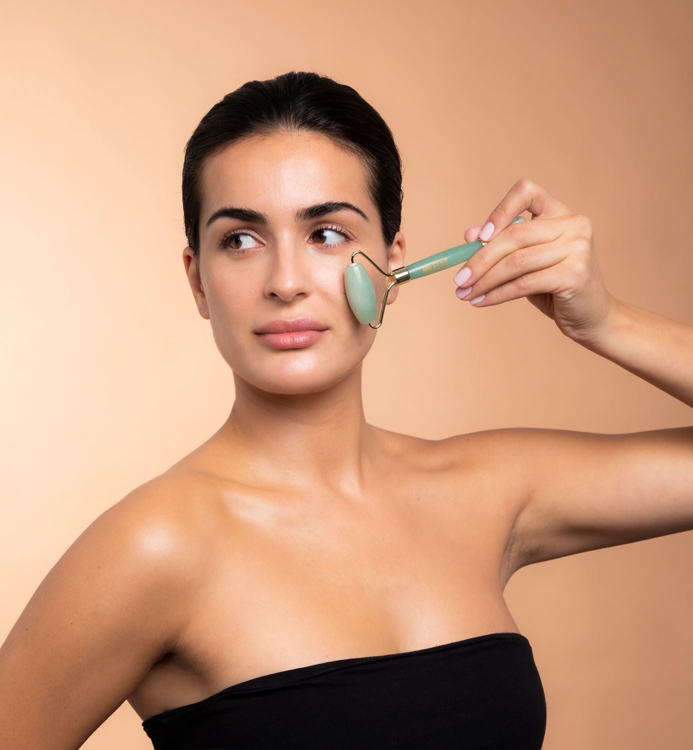 Kvinde bruger jaderulle beauty tool