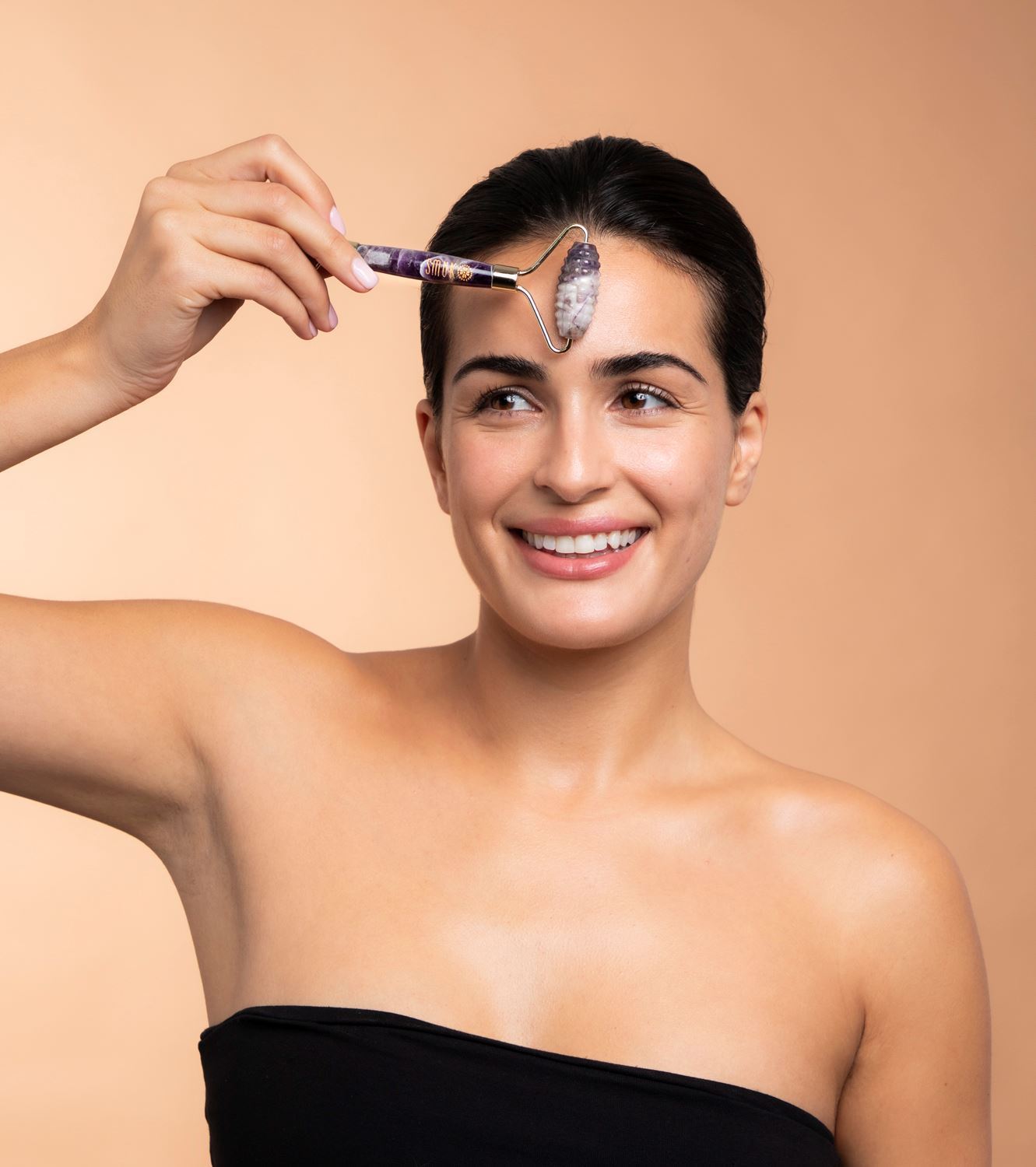 Kvinde bruger ametystrulle beauty tool