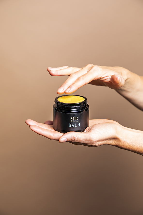 Kvinde bruger SMUK skincare økologisk balm