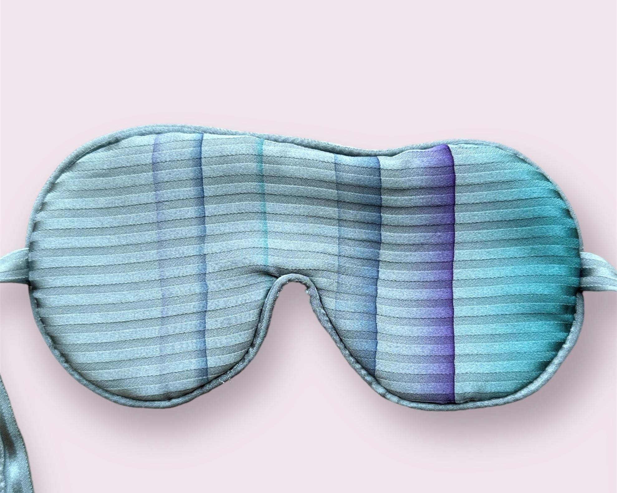 Blåstribet beauty sleep mask lavet af silke