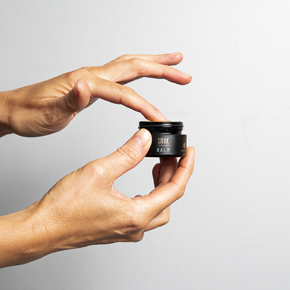 Kvinde bruger SMUK skincare økologisk balm