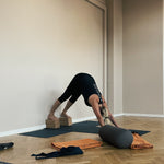 Kvinde i yogastilling på yogasten