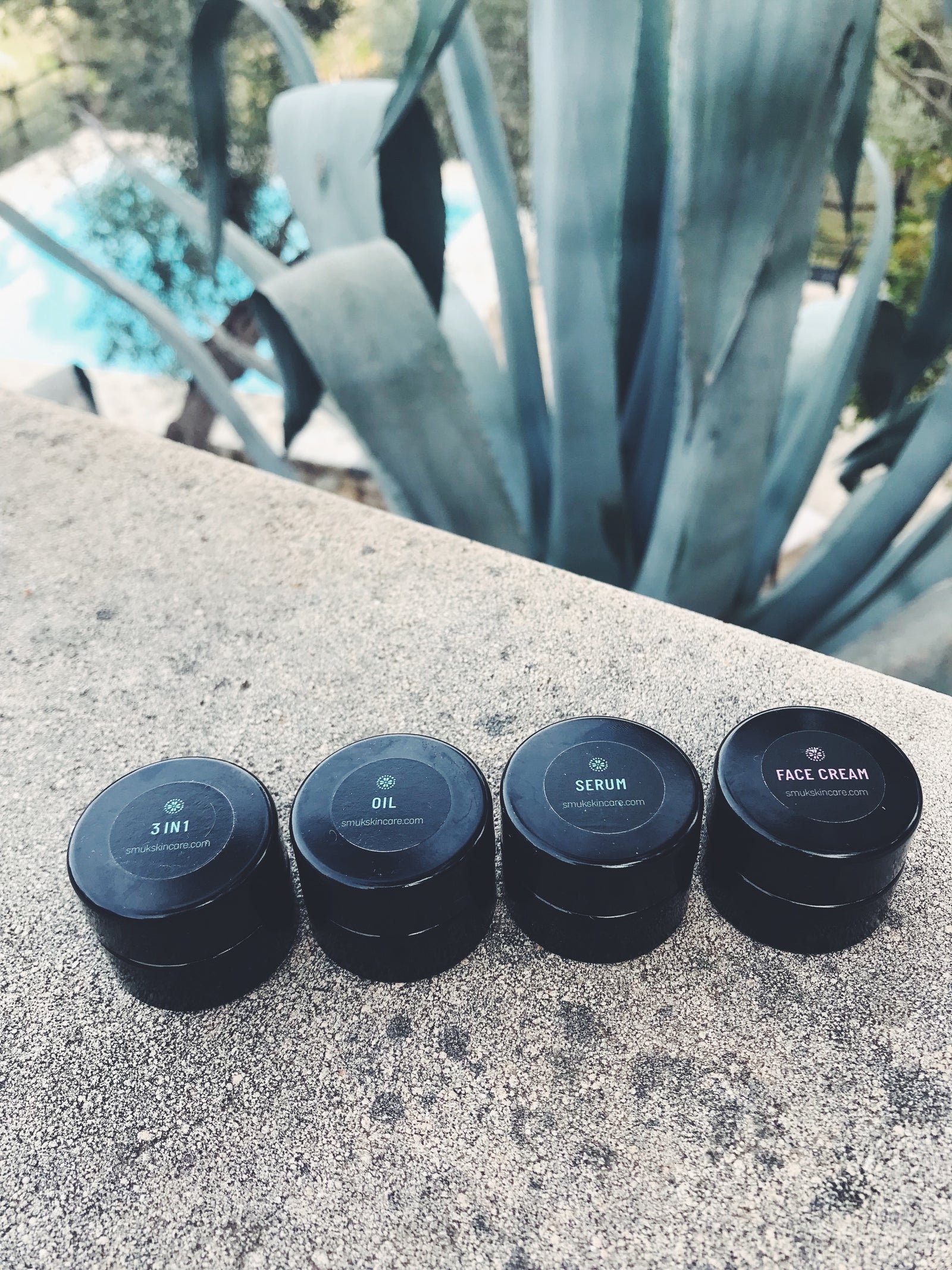 4 dåser med SMUK skincare 3 in 1 cleanser, ansigtsolie, vitaminserum og ansigtscreme