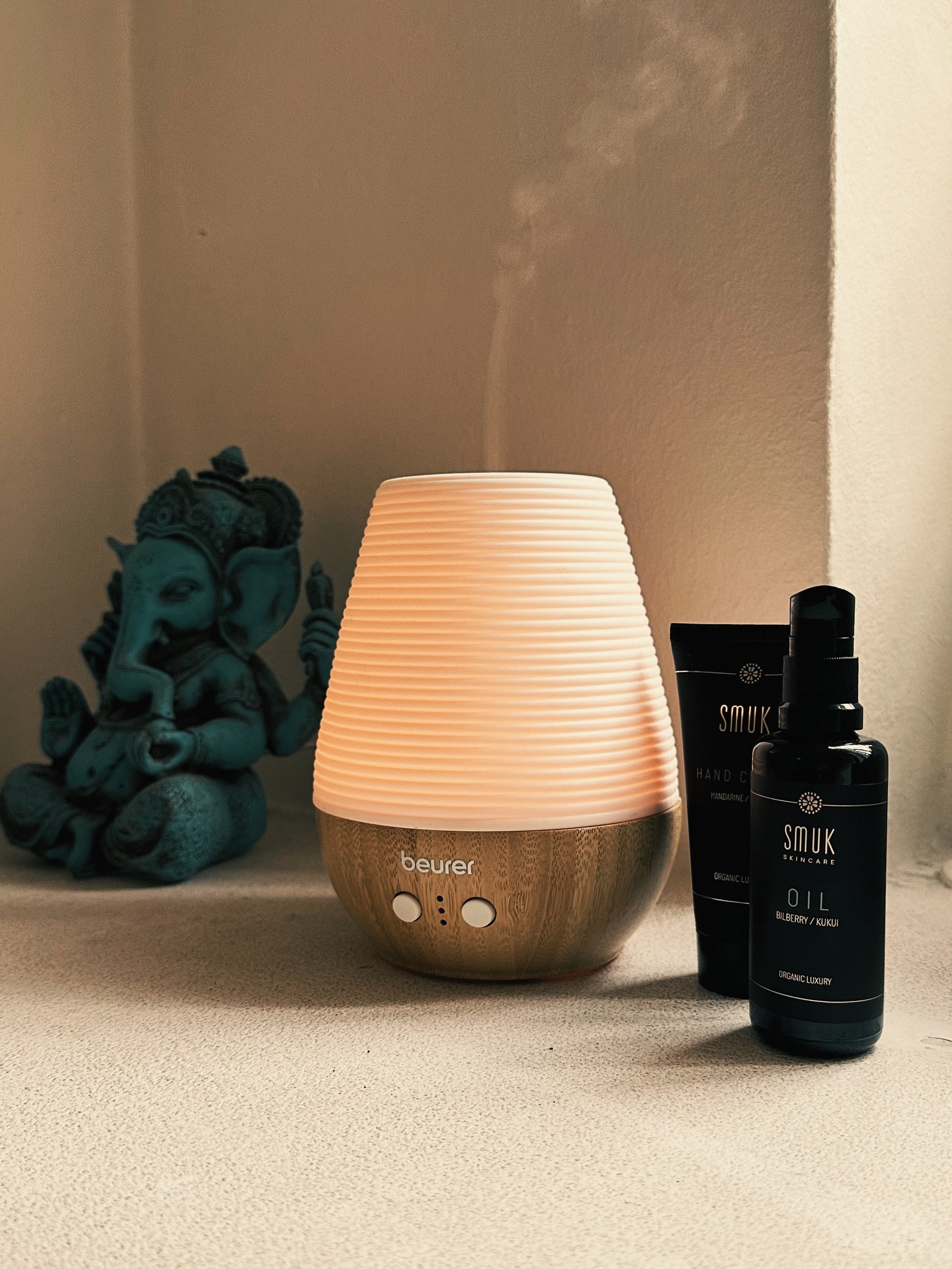 SMUK hudplejeolie og creme i yoga-miljø