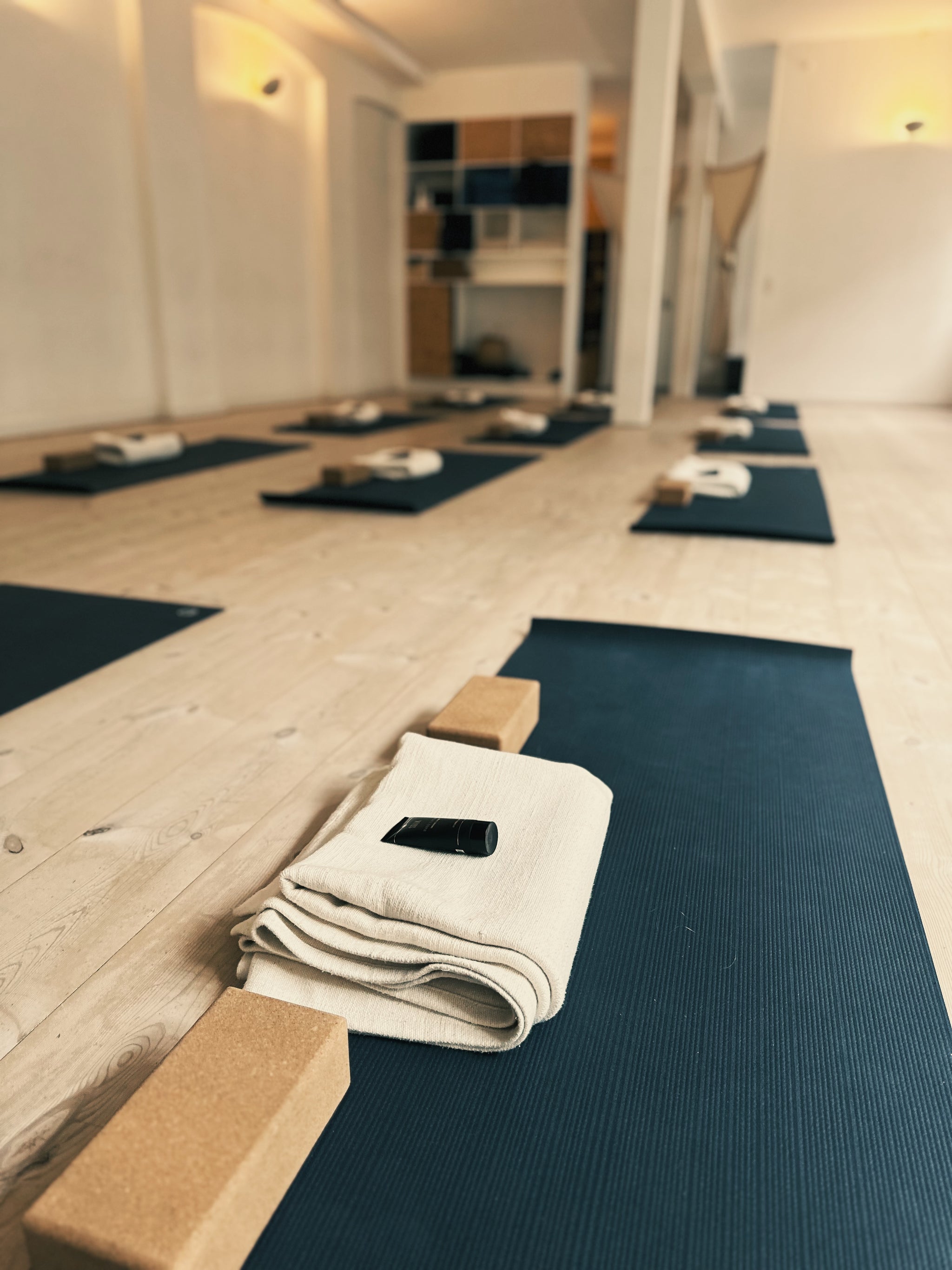 Yogastudie med yogaværktøjer