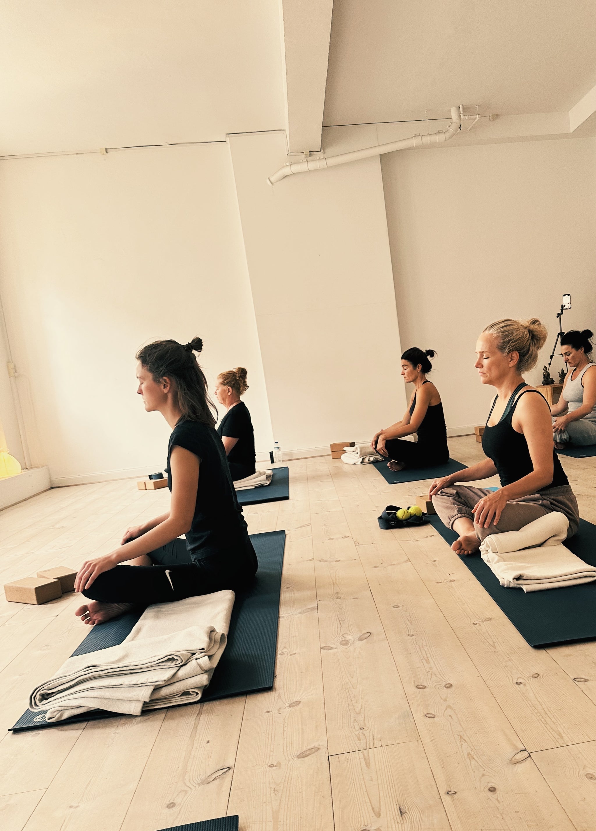Kvinder laver yoga sammen