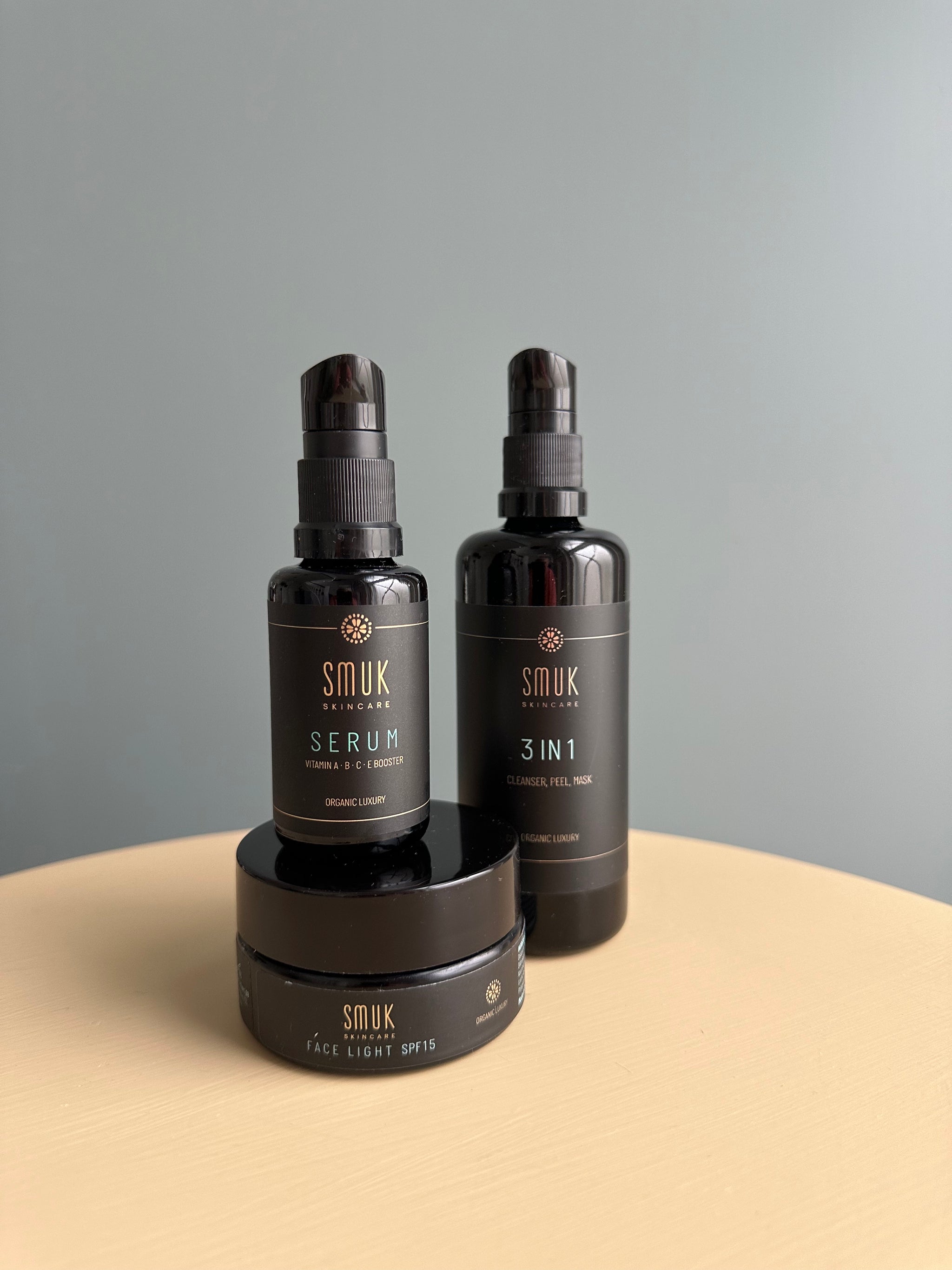 Sorte flasker med økologisk serum, rens og ansigtscreme