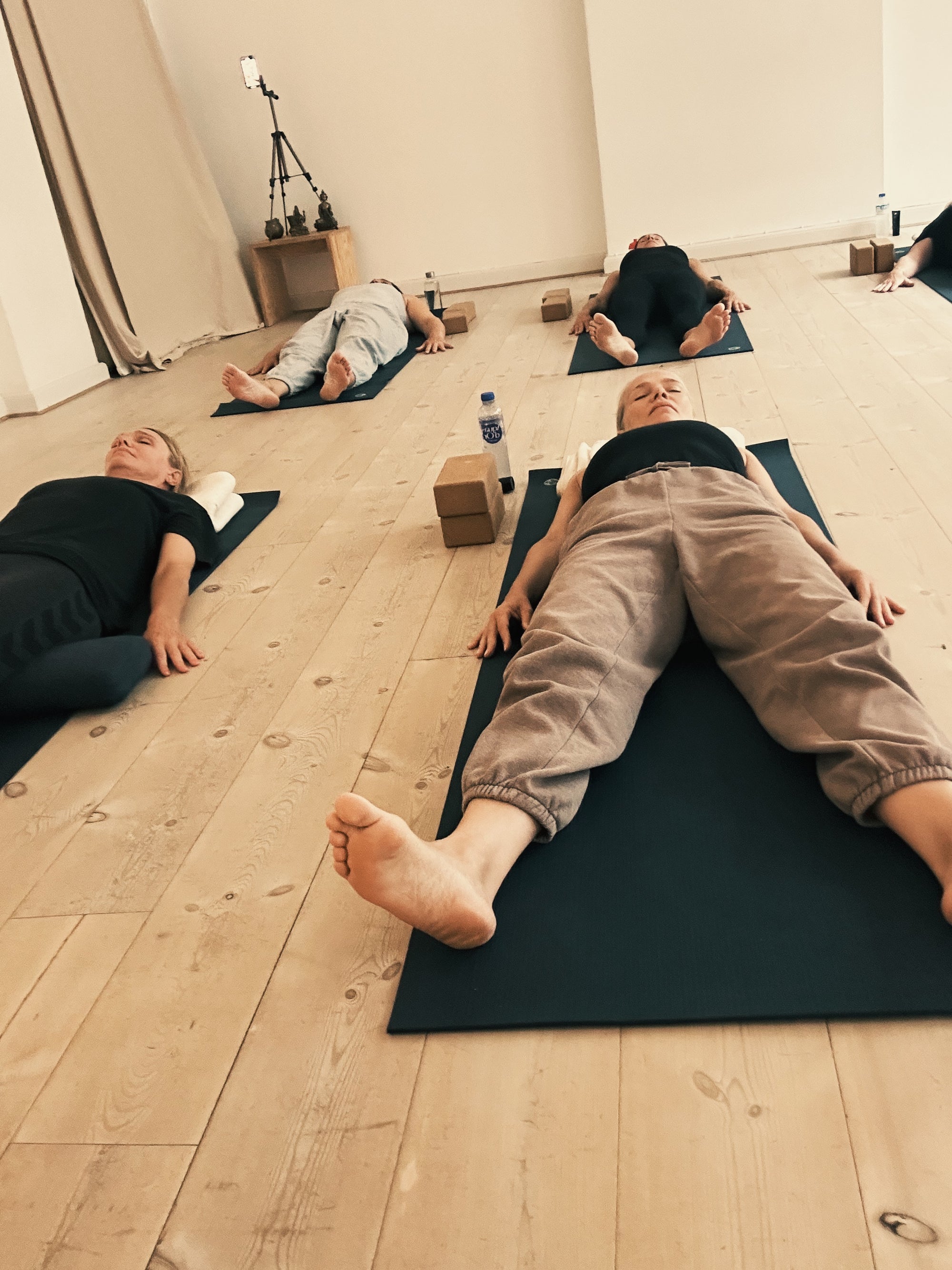 Kvinder laver yoga sammen