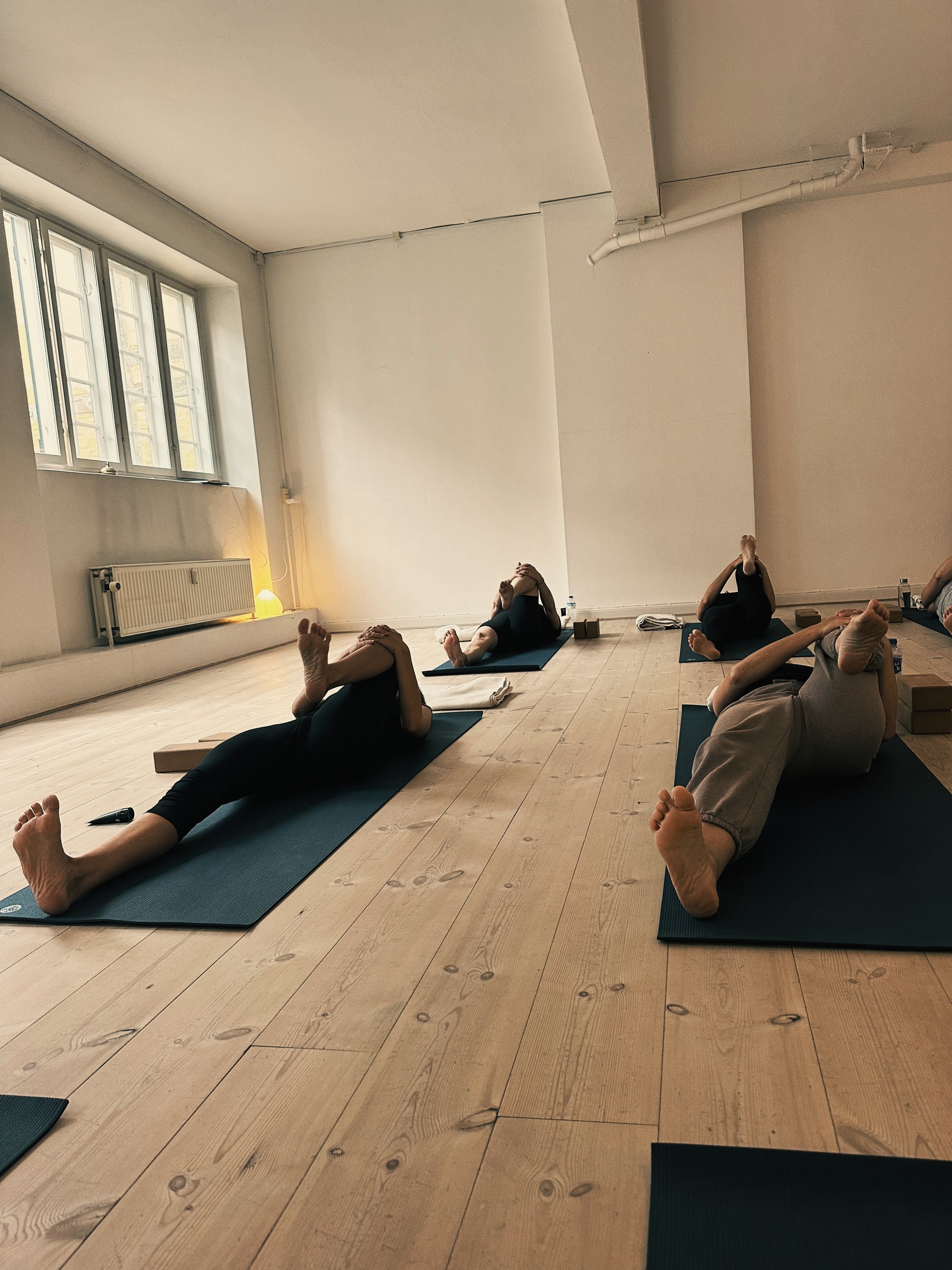 Kvinder laver yoga i yoga studio