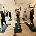 Kvinder laver yoga sammen