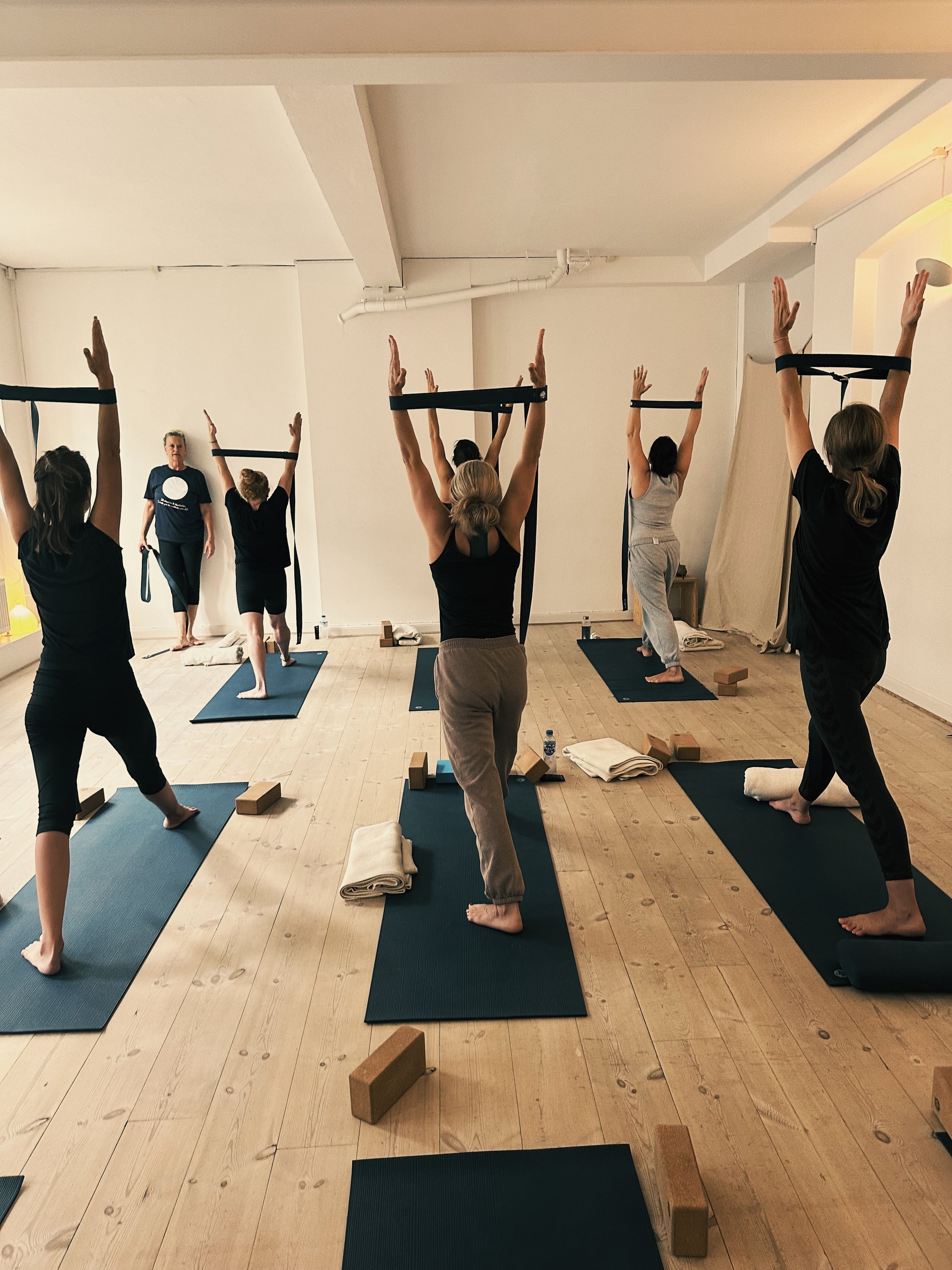 Kvinder laver yoga sammen