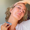 Kvinde bruger beauty tool på halsen
