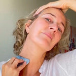 Kvinde bruger beauty tool på halsen