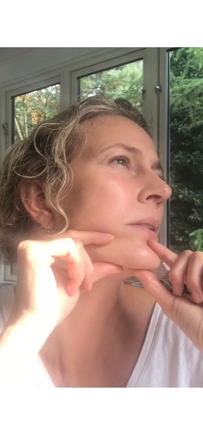 Kvinde laver ansigtsyoga i video