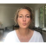Kvinde laver ansigtsyoga i video