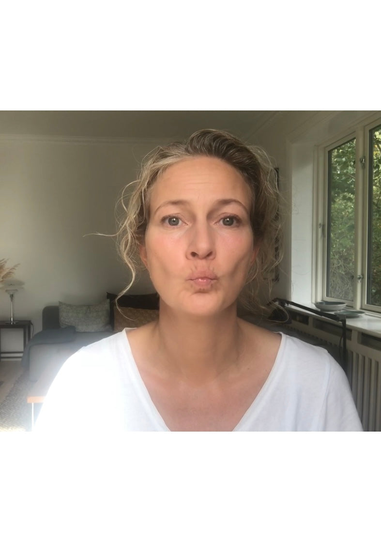 Kvinde laver ansigtsyoga i video