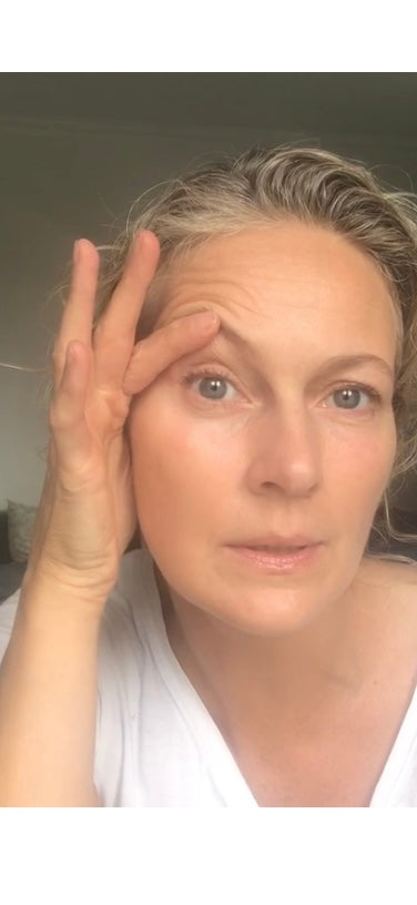 Kvinde laver ansigtsyoga i video