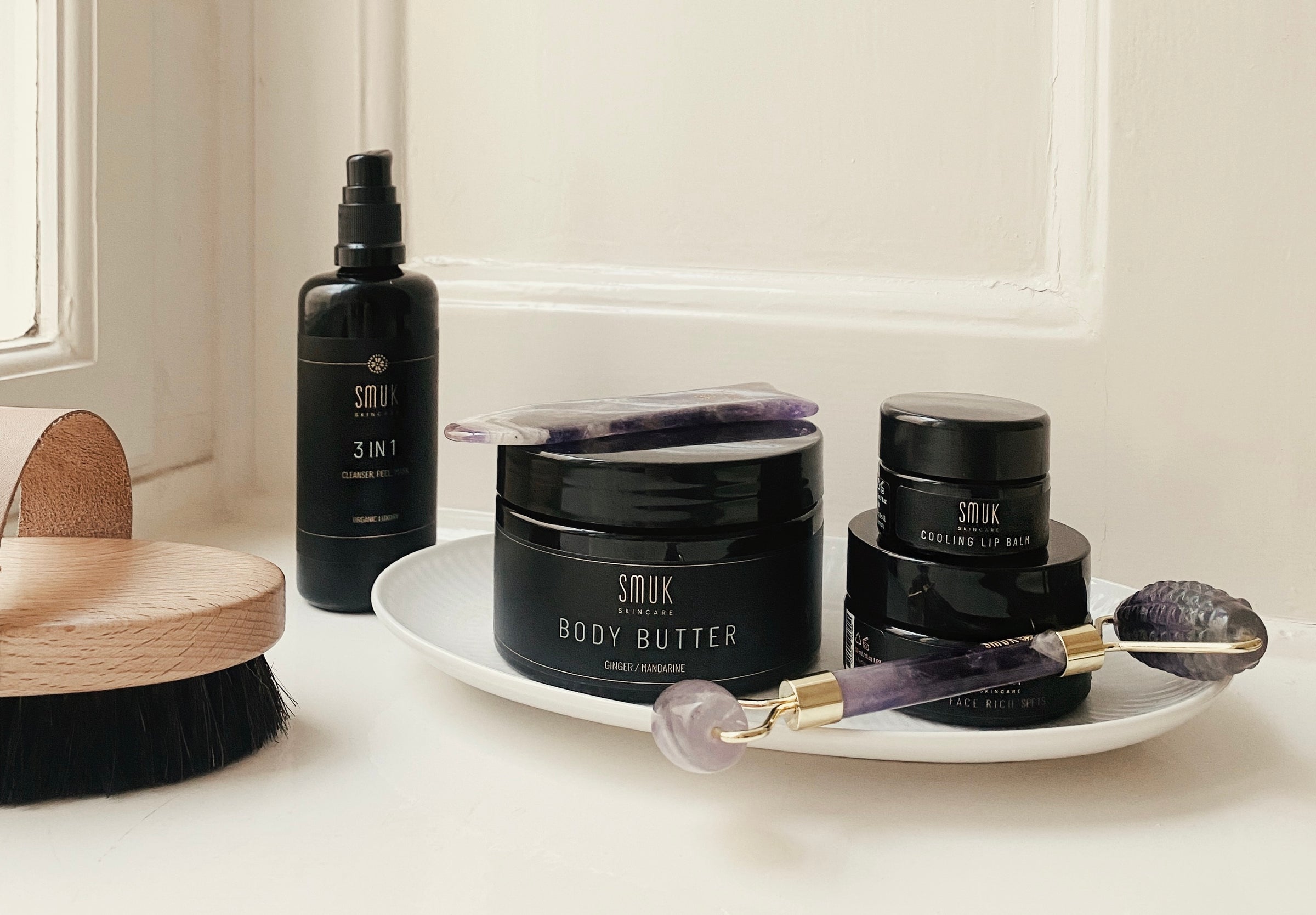 SMUK skincare økologiske og naturlige hudplejeprodukter - cleanser, body butter, cooling lip balm og en ansigtsrulle beauty tool