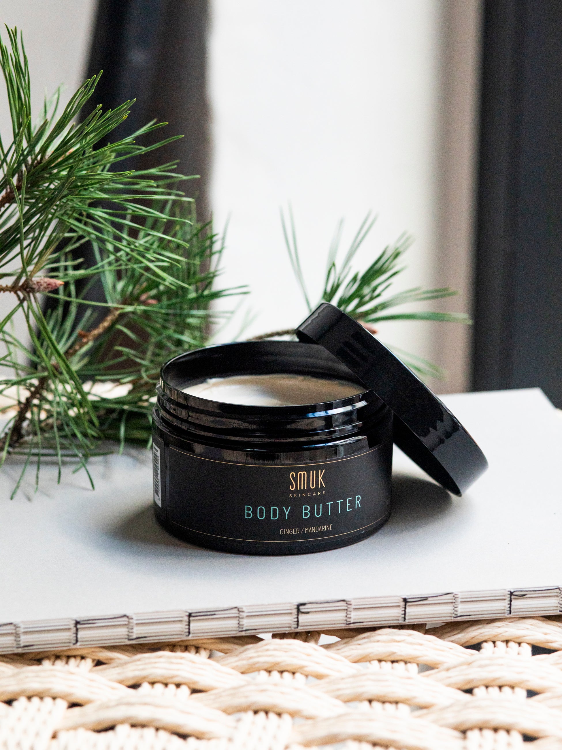 Sort dåse med SMUK skincare organic body butter med ingefær og mandarin