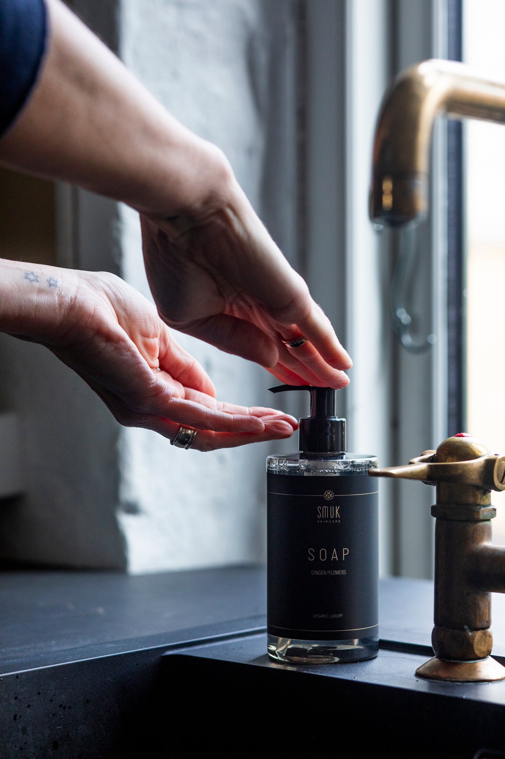 Kvinde, der bruger SMUK skincare økologisk håndsæbe