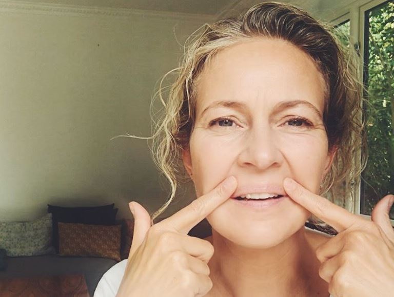 Kvinde laver ansigtsyoga