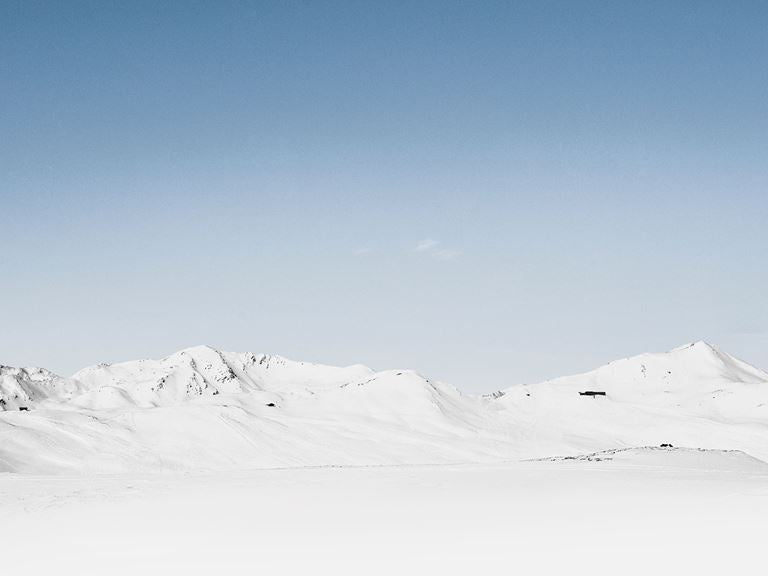 Udsigt over sneklædte bjerge og blå himmel