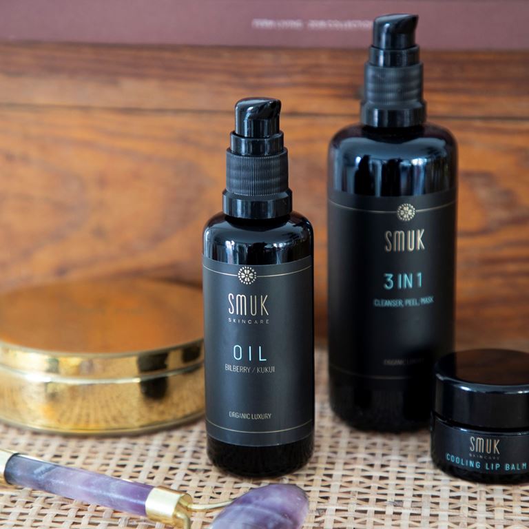 Flasker og dåse med økologisk naturlig hudpleje fra SMUK skincare