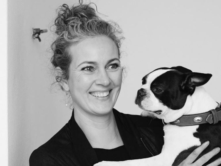SMUK skincare stifter Heidi Maltby med hund