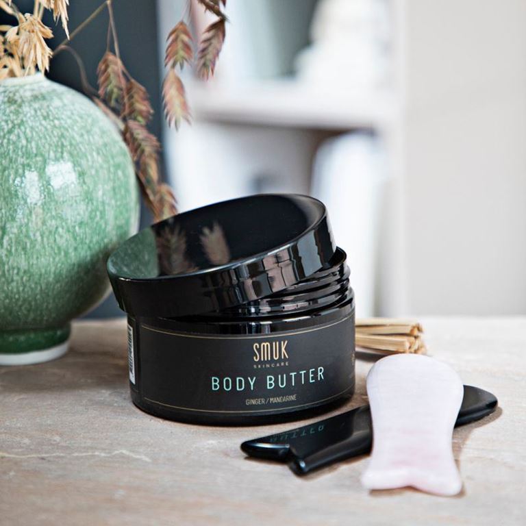 Dåse med SMUK skincare økologisk body butter og beauty tools