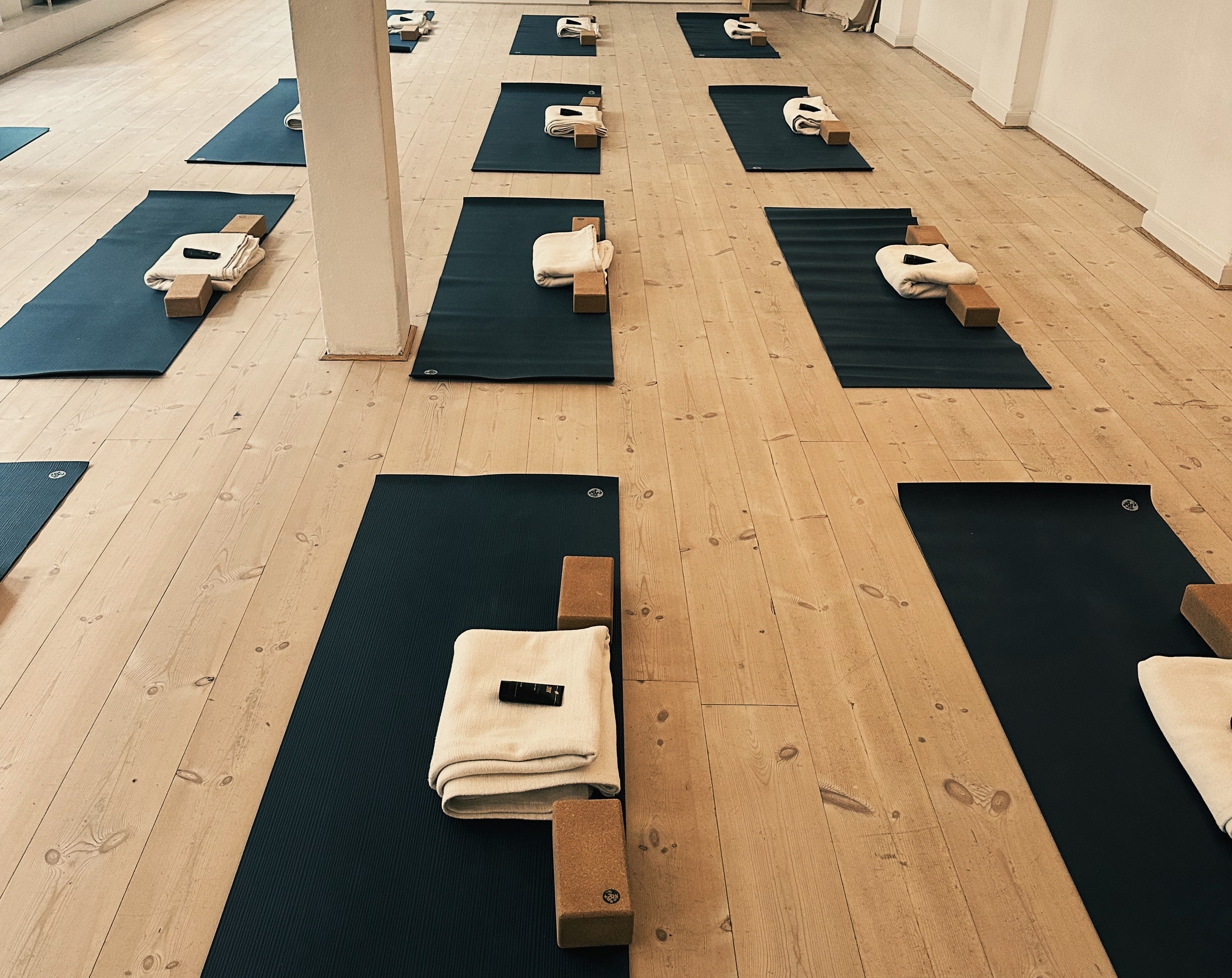 Yoga studio med yogamåtter, håndklæder og yogasten